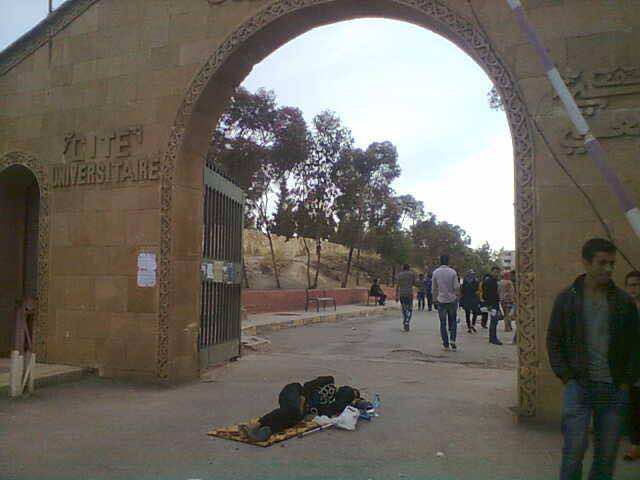 طالب مصاب بالسرطان يعتصم أمام الحي الجامعي بوجدة