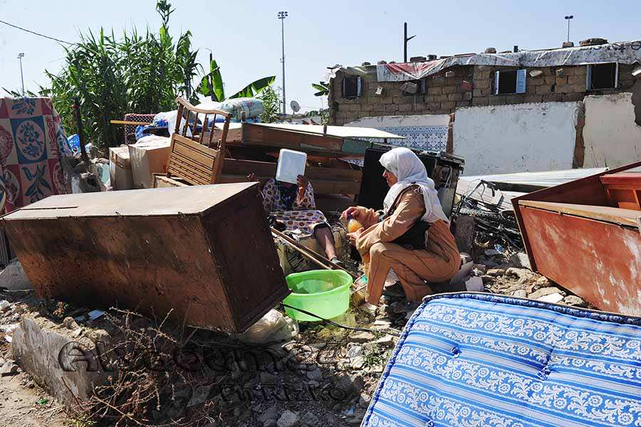 عنف متبادل بين السلطات وسكان كاريان القمرة لحظة هدم 60 براكة-فيديو