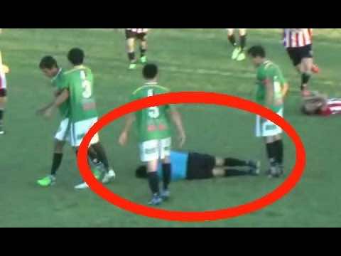 لاعب يوجه لكمة قاضية إلى حكم على طريقة الملاكمين الكبار -فيديو