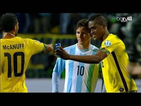 طريفة.. لاعب جامايكا يلتقط "سيلفي" مع ميسي رغم الخسارة