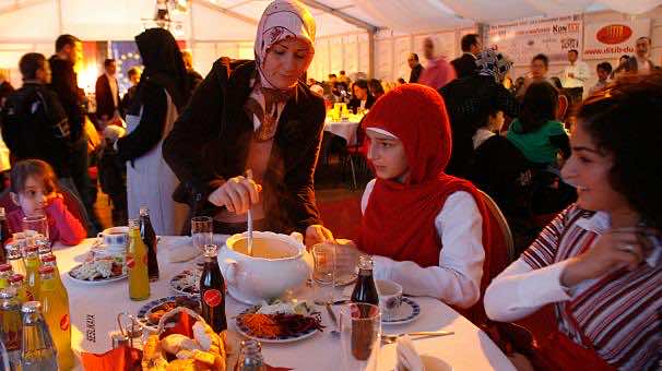 رمضان يوم الخميس حسب الحسابات الفلكية وفتاوى جديدة لمسلمي اوروبا
