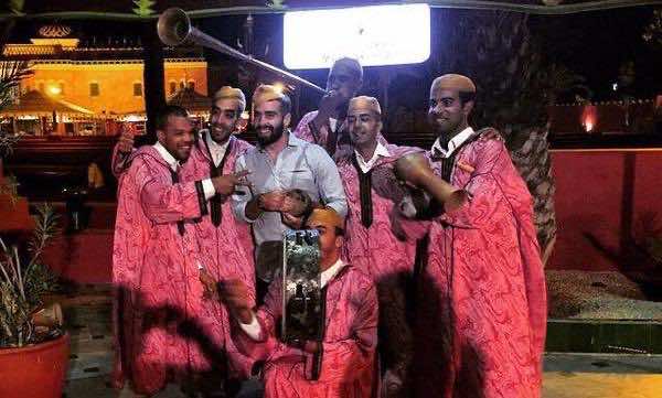 نجم الريال كارفاخال مع فرقة "الدقة المراكشية" في مراكش - صورة