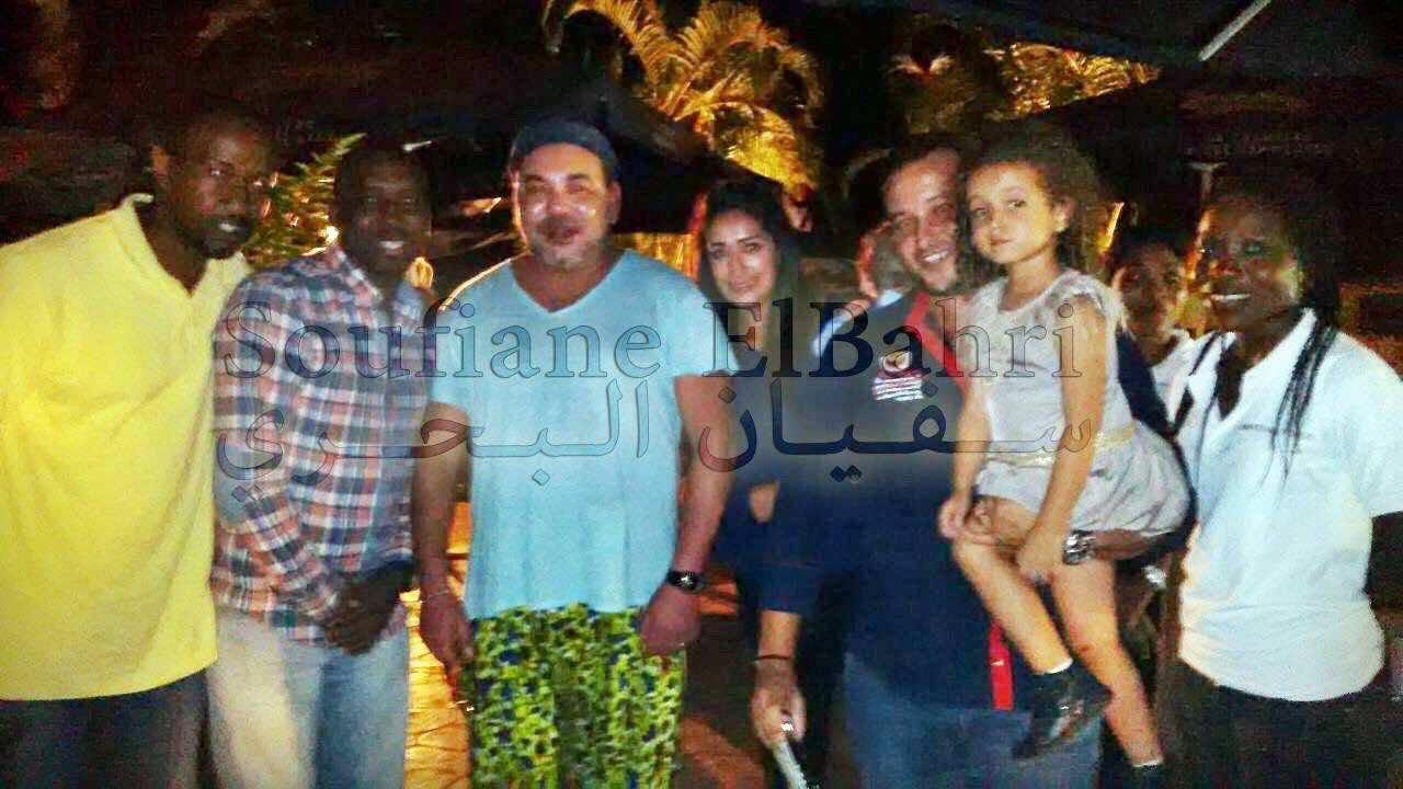 محمد السادس يلتقط الصور بعد أن تناول البيتزا في الغابون