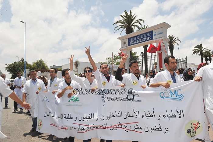 أطباء البيضاء يحتجون على الخدمة الإجبارية في المناطق النائية
