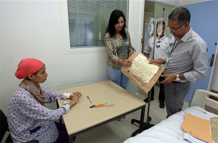 في التفاتة مؤثرة..الملك يوشح تلميذة تحدت السرطان لتحصل على الباكالوريا