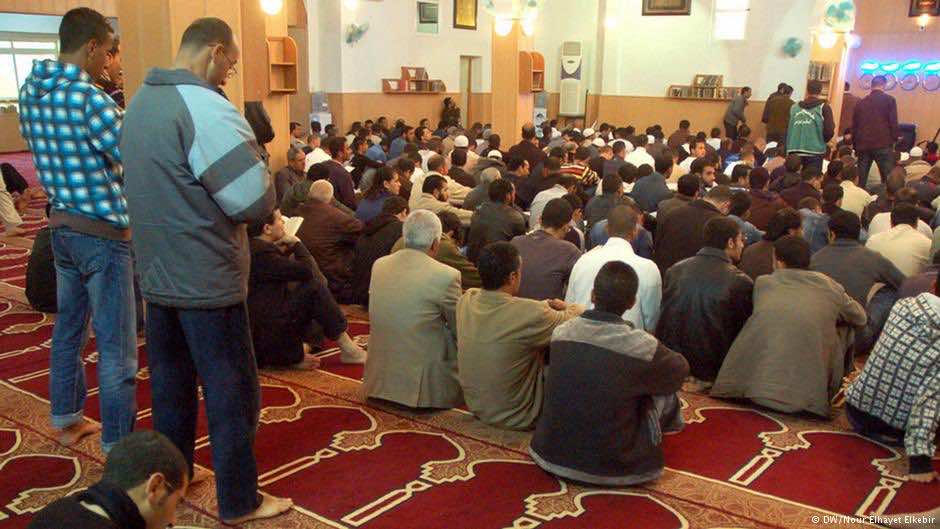 قرار تخفيض صوت الأذان يتسبب في ضجة كبرى في الجزائر
