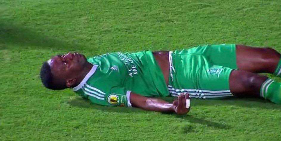 لاعب في كأس الكاف يصاب بكسر في الرقبة أدى إلى شلله -فيديو