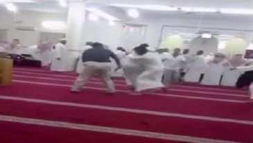 عراك داخل مسجد بسبب شاب ادعى أنه "المهدي المنتظر"- فيديو