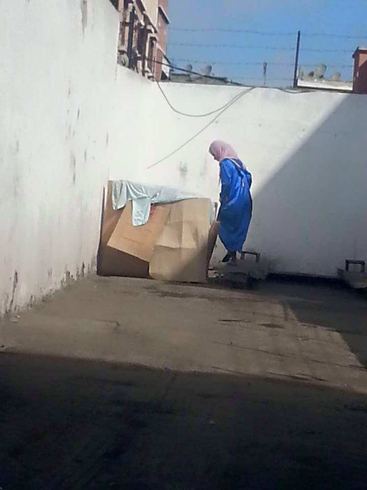 مأساة امرأة صماء بكماء تعيش في "صندوق من الكارطون" بالبيضاء- صور