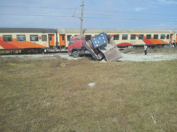 إصابة 6 أشخاص في حادث اصطدام قطار وشاحنة كبيرة بمدخل طنجة