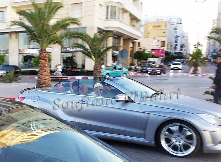 محمد السادس والهمة يتجولان بطنجة دقائق قبل الإفطار بسيارة مكشوفة