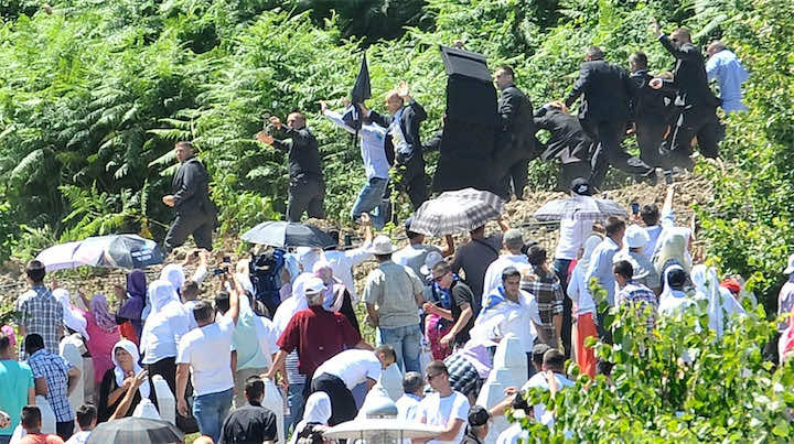 بالفيديو .. رشق الوزير الاول الصربي بالحجارة في مقبرة لمسلمي البوصنة