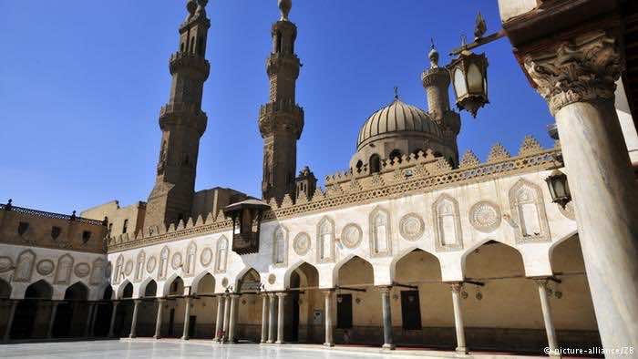 تثبيت كاميرات في مساجد مصر يفجر موجة سخرية من القرار