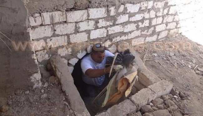 مسؤول مصري يفتح قبر والديه وينام الى جانبهما!