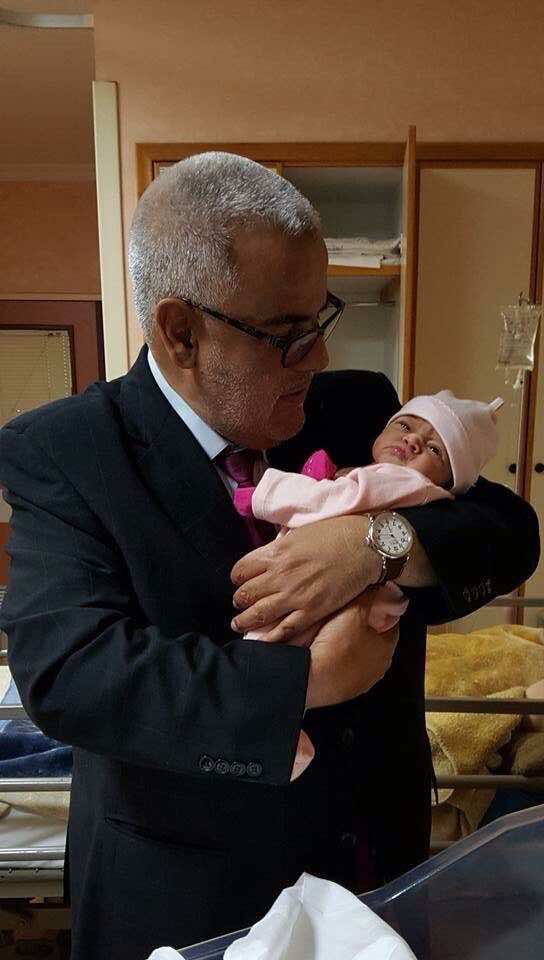 "شامة".. حفيدة جديدة في بيت "الجد ابن كيران"- صورة