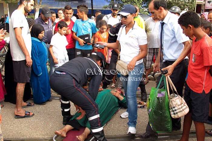 نجاة امرأة من الموت بعد أن صدمها ترامواي البيضاء -صور