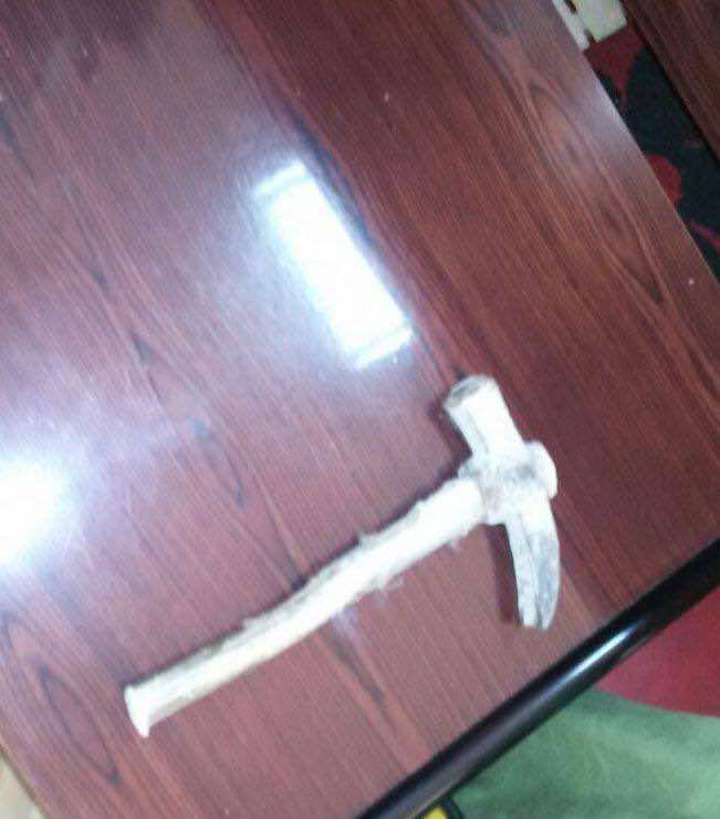 عون سلطة يهوي بمطرقة على مستشار جماعي في طنجة!