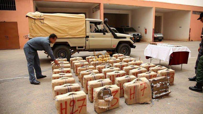 حجز "طن" من الشيرا داخل سيارة رباعية الدفع بكلميم