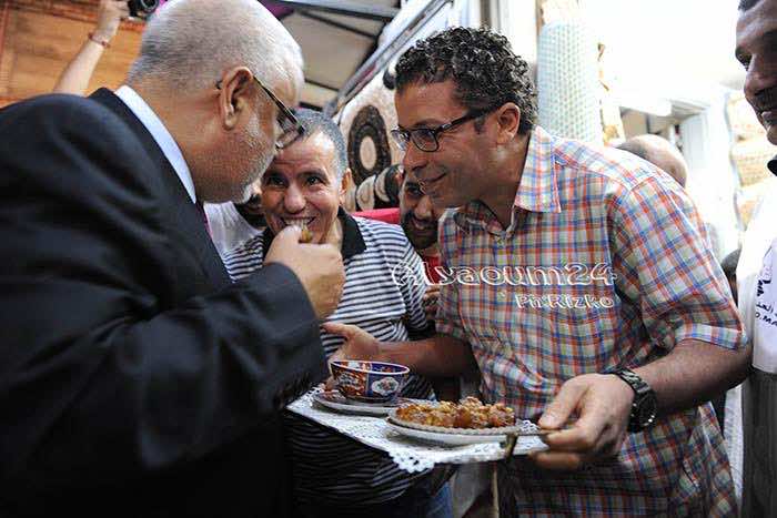 بنكيران يقبل يد عامل مغربي في مطار بروكسيل