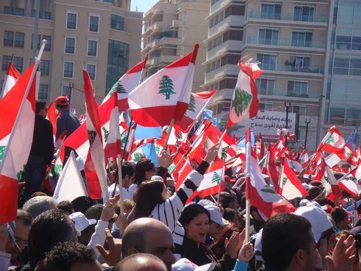 الآلاف يحتشدون بوسط بيروت في "أكبر" حركة احتجاجية في تاريخ لبنان