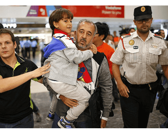 الأب السوري يصل إلى برشلونة رغماً عن أنف المصورة الهنغارية