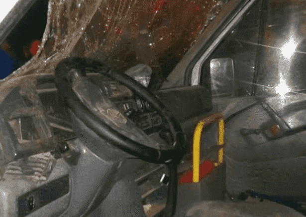 عصابة تعترض موكب اتحاد طنجة وتتسبب في قلب حافلة-صور