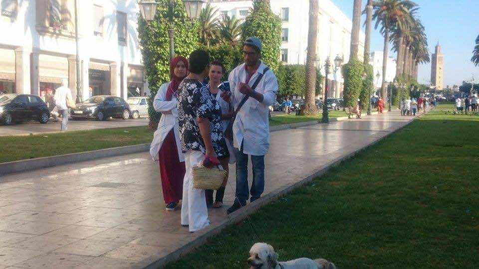طلبة الطب يتحولون إلى بائعي "كلينكس" أمام البرلمان في الرباط