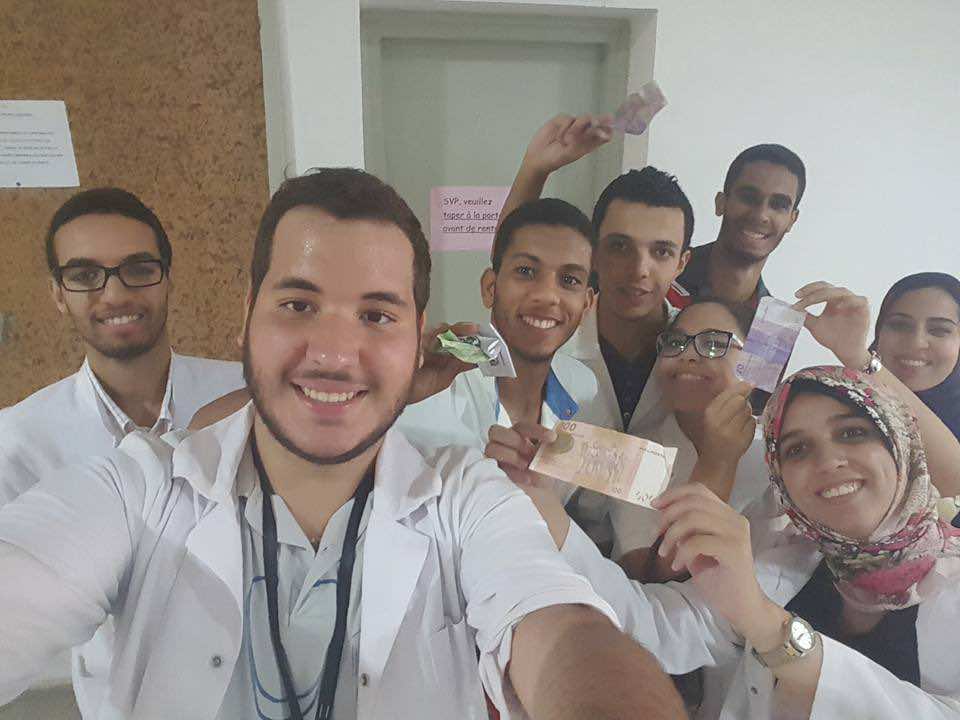 100 درهم لكل واحد.. حصيلة غسل السيارات لطلبة الطب اليوم!