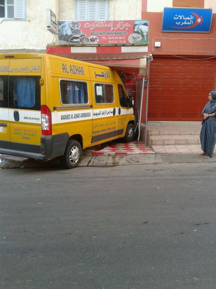 حادثة غريبة.. سيارة نقل مدرسي تختار "الدخول" الى مجزرة!