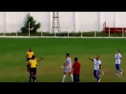 حكم برازيلي يشهر مسدسا بدل بطاقة حمراء -فيديو
