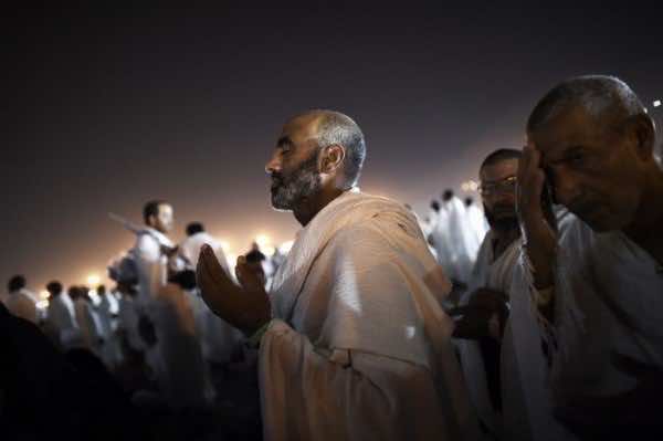 حجاج بيت الله الحرام يتدفقون إلى عرفات لأداء الركن الأعظم للحج