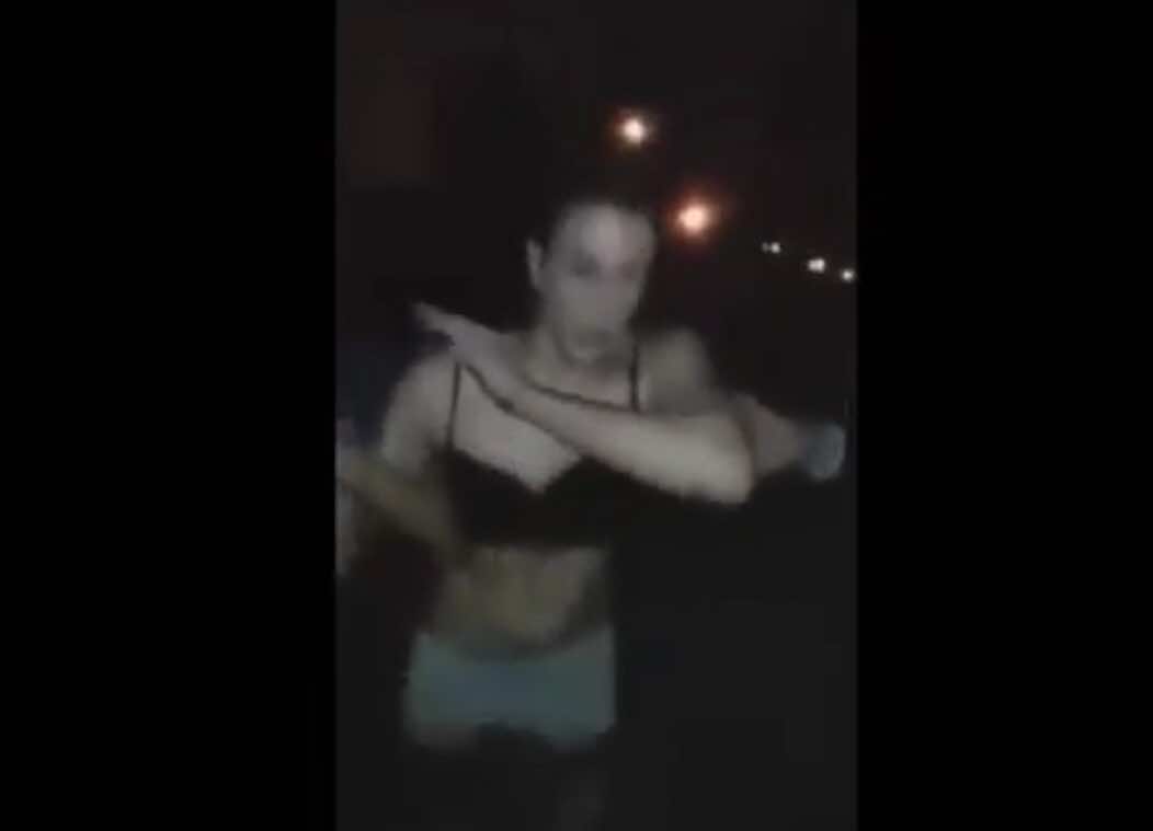 فيديو مريع لأشخاص يجردون مثليا من ملابسه الأنثوية ويعذبونه مهددين بقتله!