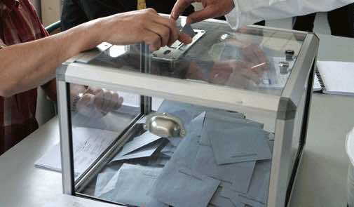 "ناخب ساخط" حمل صندوق تصويت ورمى به أرضا في سيدي بوعثمان