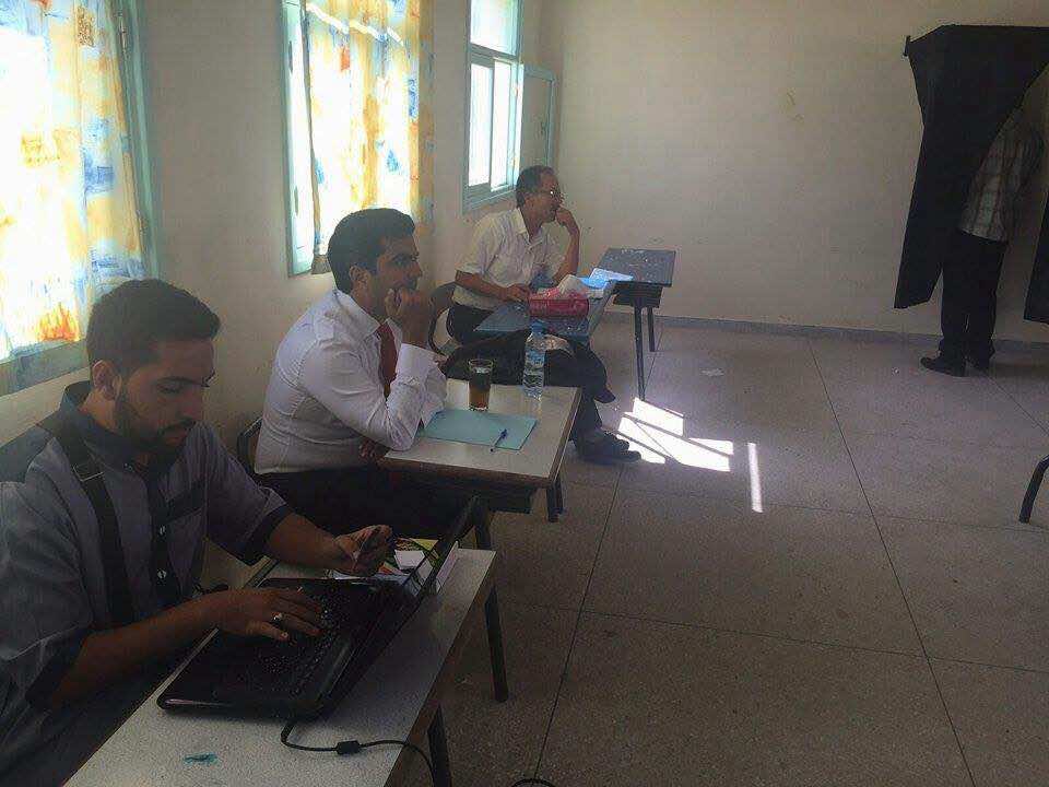 الملياردير سمير عبد المولى مراقبا للعدالة والتنمية داخل مكتب تصويت
