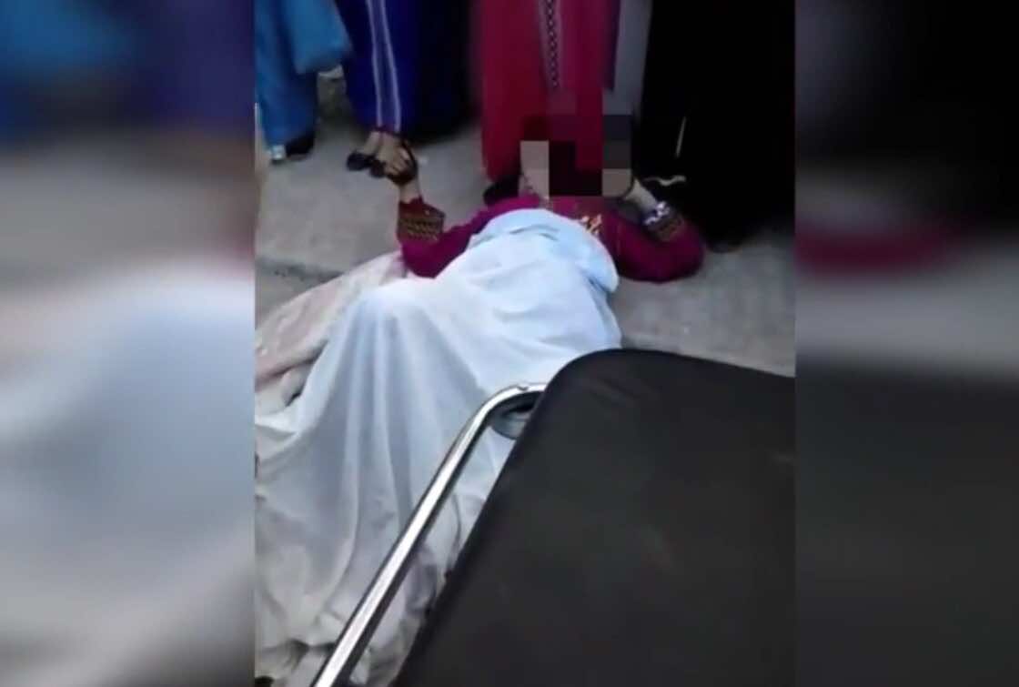 سيدة تضع مولودها امام مستشفى العرائش وسط ذهول المارة!-فيديو صادم