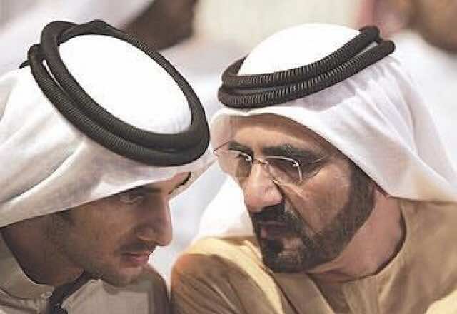 ولي عهد دبي يسحب بسيارته المرسيدس شاحنة ثقيلة علقت في الرمال - فيديو