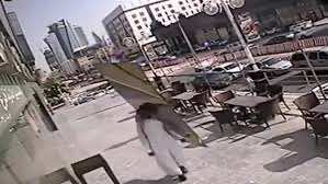 سعودي ينجو بشكل لا يصدق من لوح زجاجي كاد يشطره نصفين- فيديو