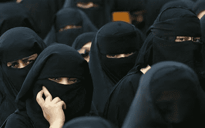 منقبات ضمن شبكة لترويج المخدرات.. إحداهن زوجة مدرب وطني