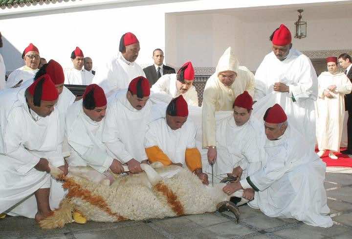 الملك يؤدي صلاة عيد الأضحى بمسجد أهل فاس بالرباط
