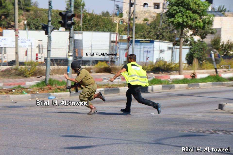 فلسطيني يطارد جنديا إسرائيليا ويطعنه ثم يستشهد في الخليل- صور