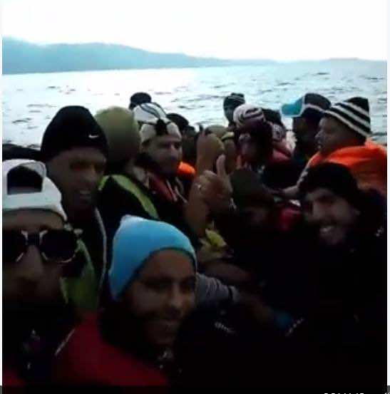 فيديو مؤثر لشباب بقارب للموت: "الواليدة..لو المغرب زين نبقاو حداك"!