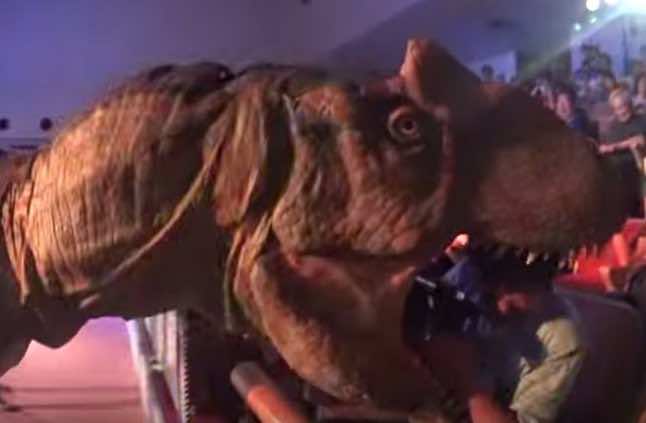في اليابان ديناصور يعض رأس مشاهد في عرض "Dino-A-Live"
