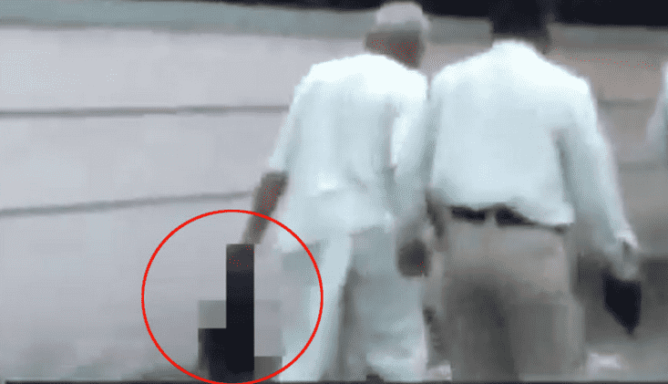 هندي يقطع رأس زوجته ويسير ممسكا به في الشارع (فيديو)