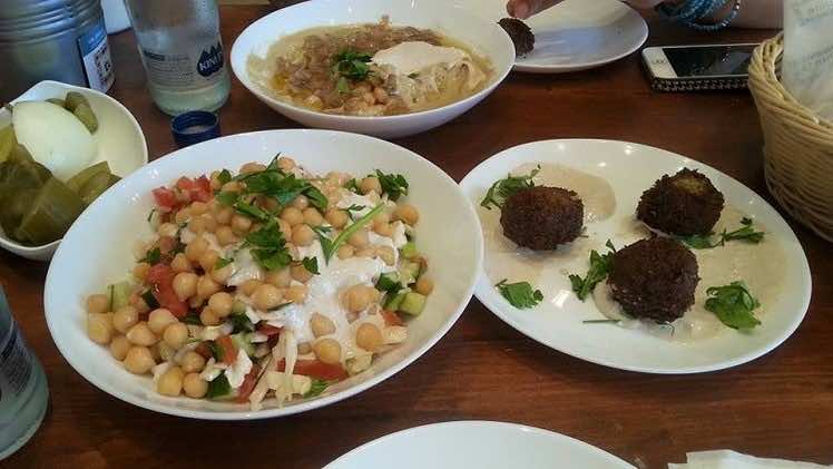 مطعم إسرائيلي.. تخفيض 50% على وجبات تجمع عربا ويهود إلى طاولة واحدة