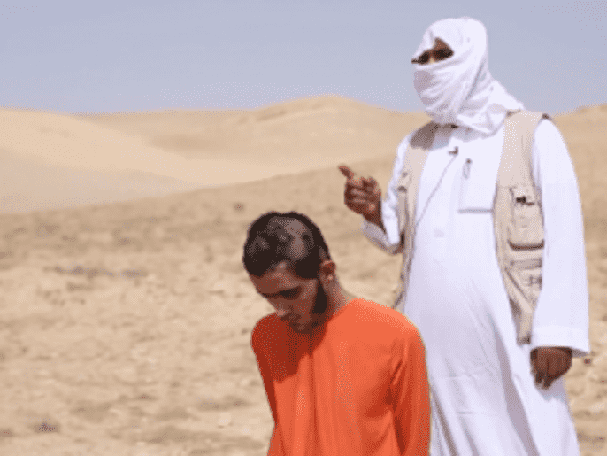 داعش يعدم عسكريا من نظام الأسد دهسا بالدبابة