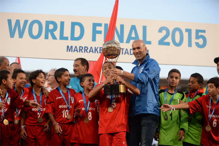 الدولي المغربي مهدي بنعطية يهنئ "الأشبال" بتتويجهم