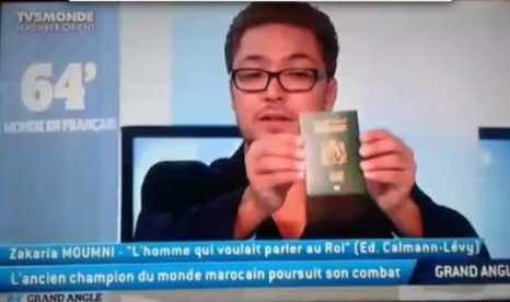 المغرب يقاضي زكريا المومني بسبب تمزيق جواز سفره على الهواء مباشرة