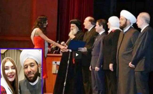 مفتي بشار الأسد يشارك في تنصيب ملكة جمال سوريا!
