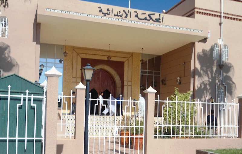 مواطن يقذف قضاة بمحكمة تزنيت بكتب القانون الجنائي والحريات العامة