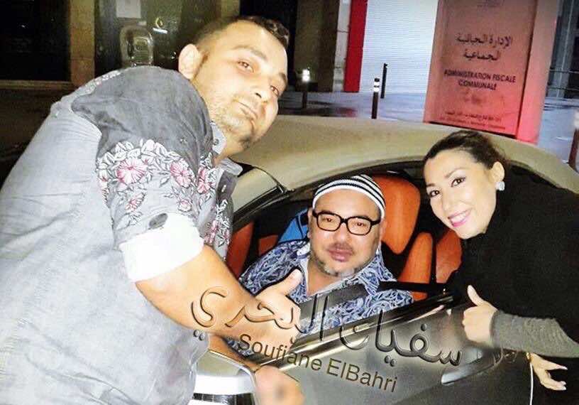 الملك يلتقط صورة مع الفنانة سميرة بلحاج وزوجها بعد الواحدة صباحا